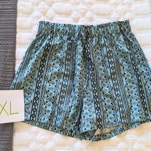 Elastic band waist printed shorts